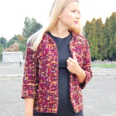 Kobieta w kolorowym, prostym żakiecie wykrój. Elegancki dodatek do stylizacji.