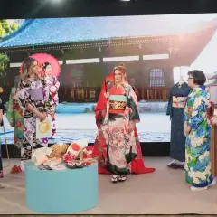 Pięć kobiet w tradycyjnych kimonach prezentuje wzory i akcesoria. Dowiedz się, jak uszyć kimono, inspirując się japońską elegancją.