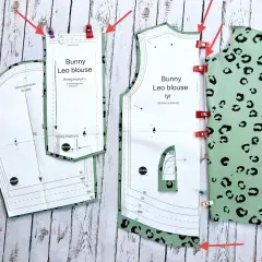 Dresówka pętelka w panterkę gotowa do szycia bluzki "Bunny Leo blouse". Wzór wycięty i przypięty do materiału.