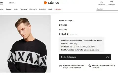 Mężczyzna w granatowym swetrze z białym napisem. Sweter wykonany z akrylu, przypomina syntetyczne włókno wełnopodobne.