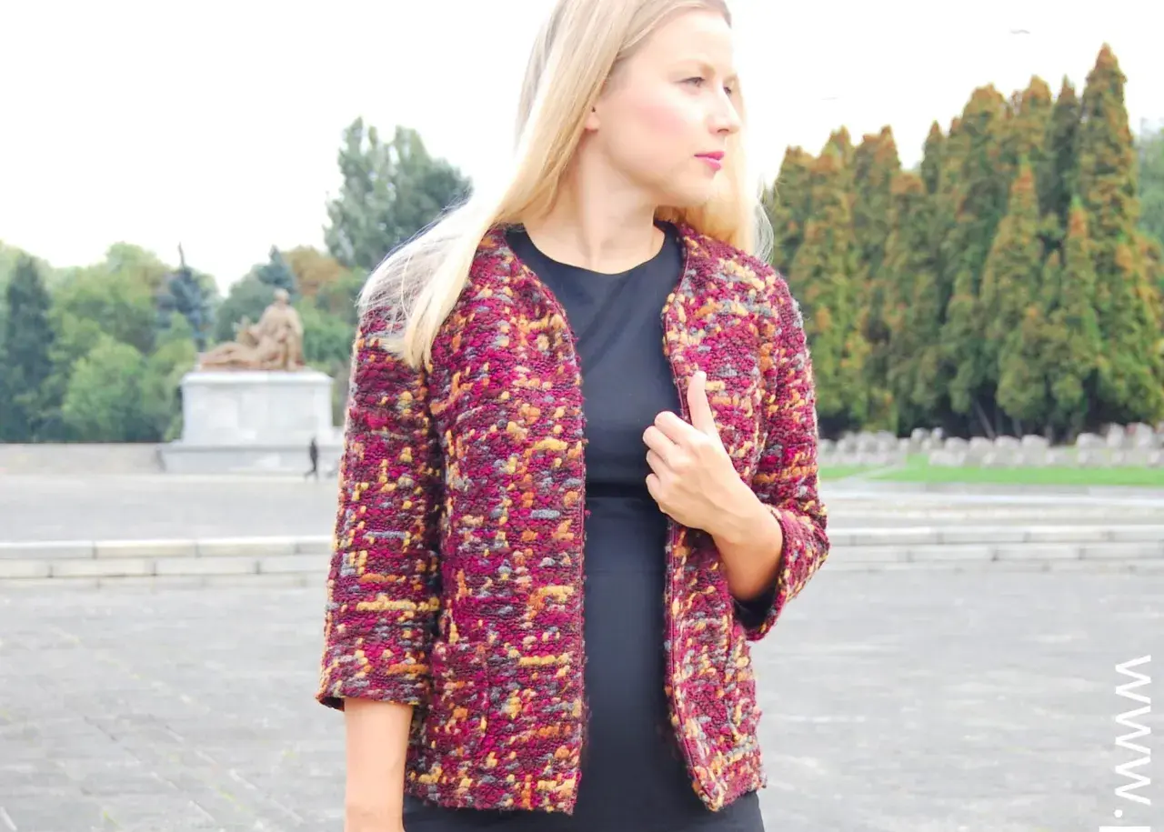 Kobieta w kolorowym, prostym żakiecie wykrój. Elegancki dodatek do stylizacji.